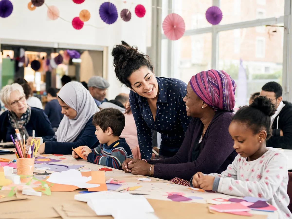 Un atelier intergénérationnel organisé dans une salle de quartier