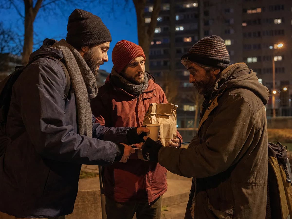 Une équipe de bénévoles échange lors d’une maraude en soirée